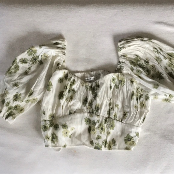 Abercrombie & Fitch Tops - NWT Abercrombie and Fitch floral green/ivory crop top size L